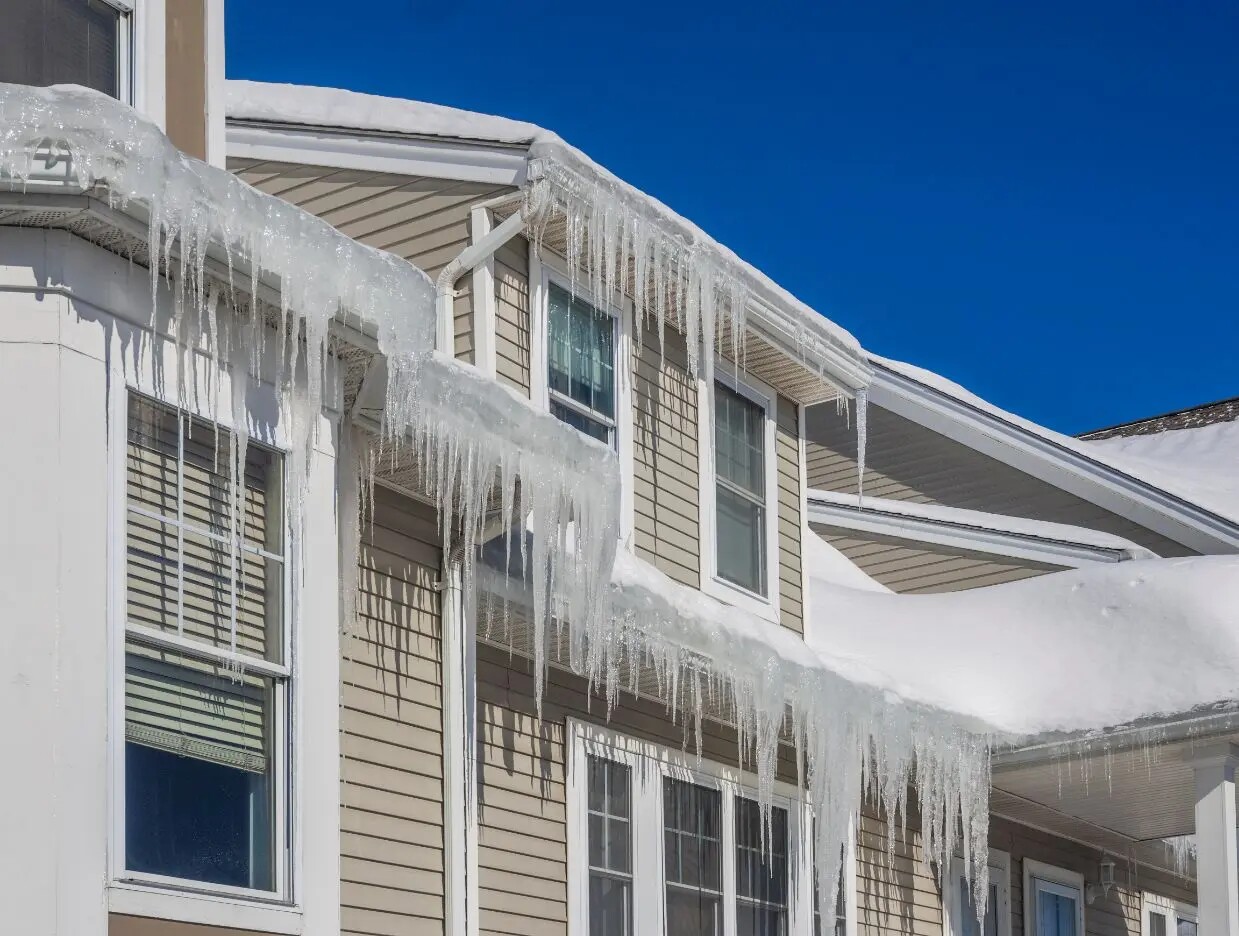 Accumulation de glace et de glaçons sur une résidence